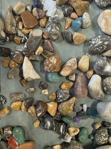 Erilaisia korukiviä