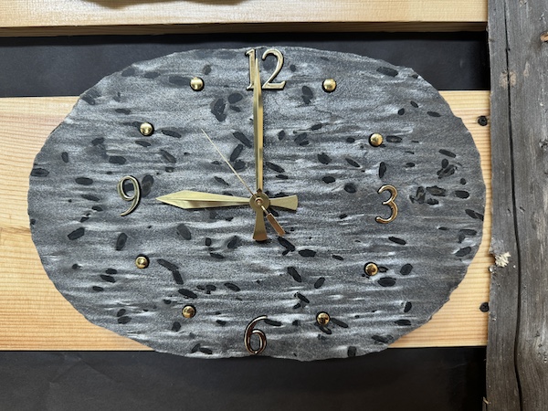 Kivestä tehty kello