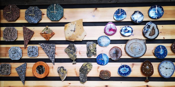 Kivestä valmistetut seinäkellot