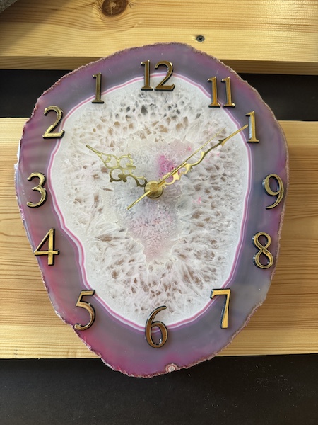 Kivestä valmistetty seinäkello, Korutasku